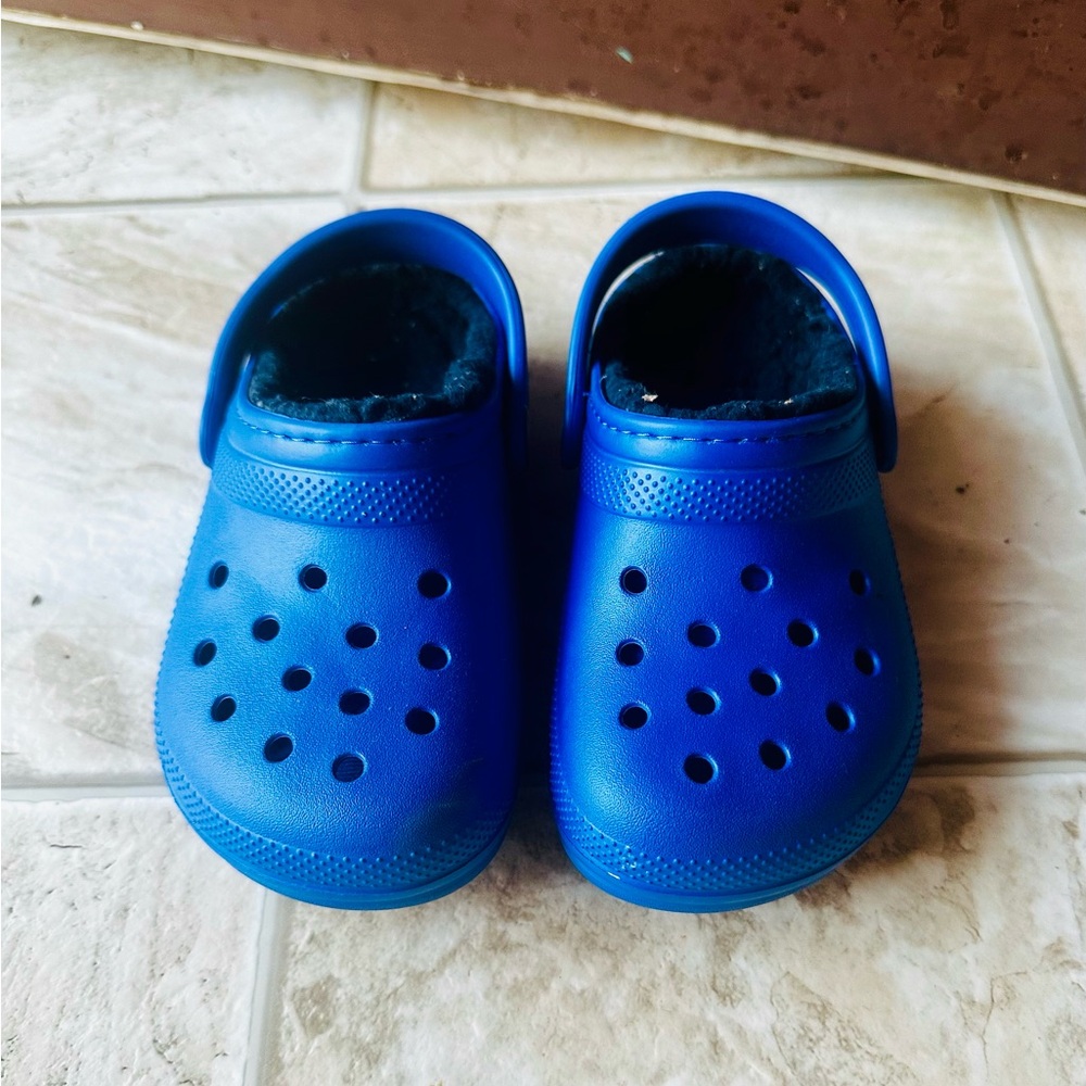 Toddler size Crocs c10 in bright blue, fleece lined